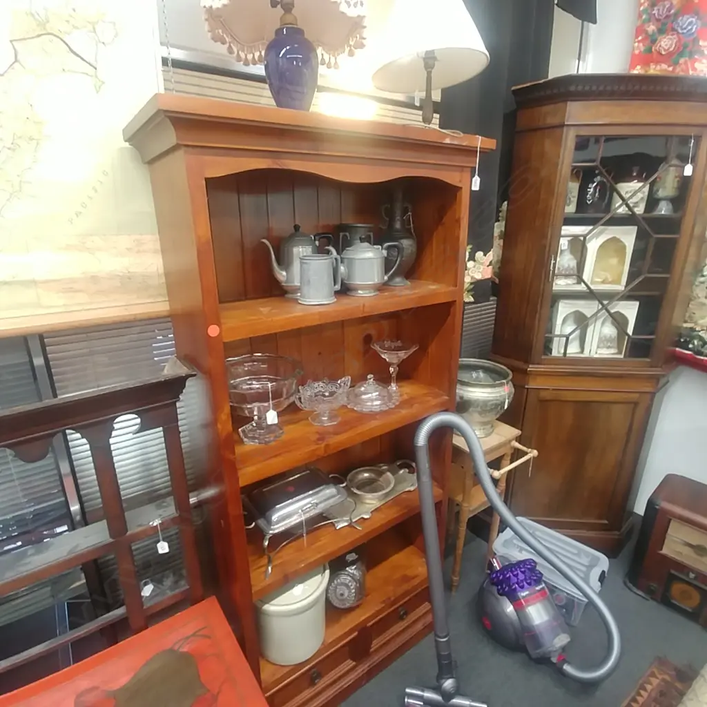 PINE TALL BOOKCASE Image 1++