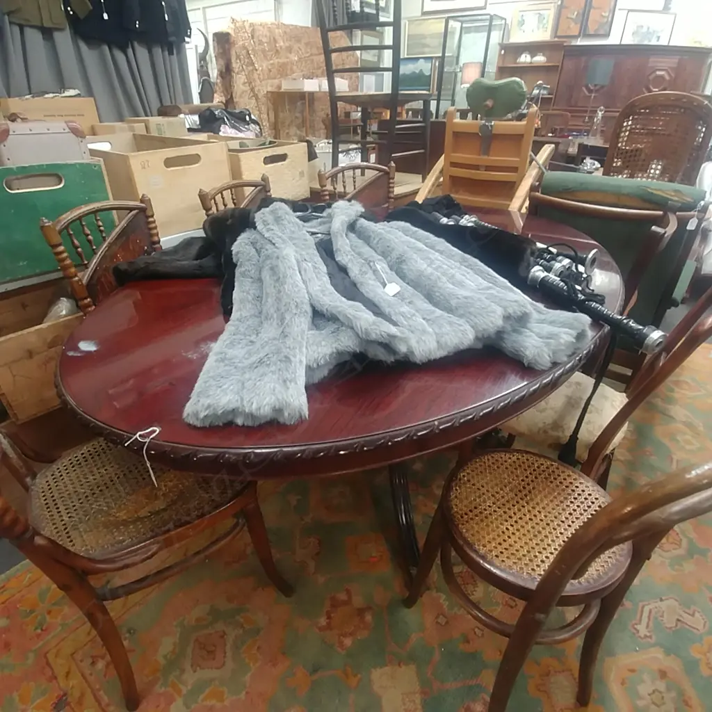 OVAL MAHOGANY DINING TABLE Image 1++