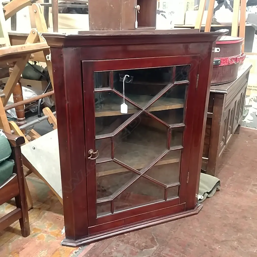 MAHOGANY GLAZED CORNER CUPBOARD Image 1++