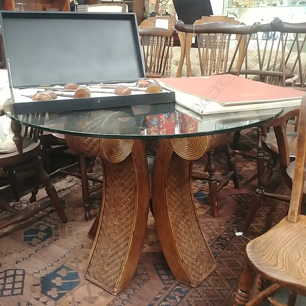 CONTEMPORARY GLASS TOP CIRCULAR DINING TABLE Image 1++