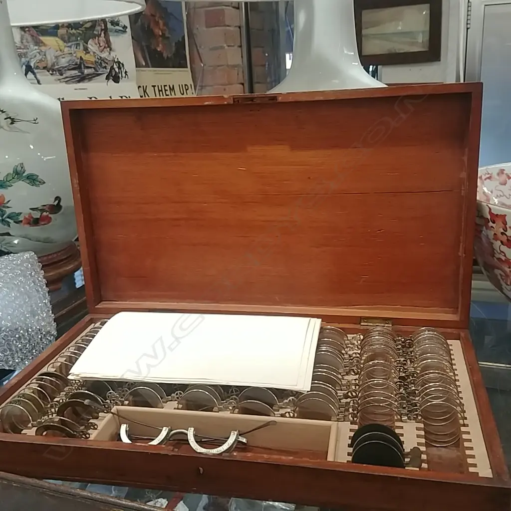 OPTICIANS CASE Image 1++
