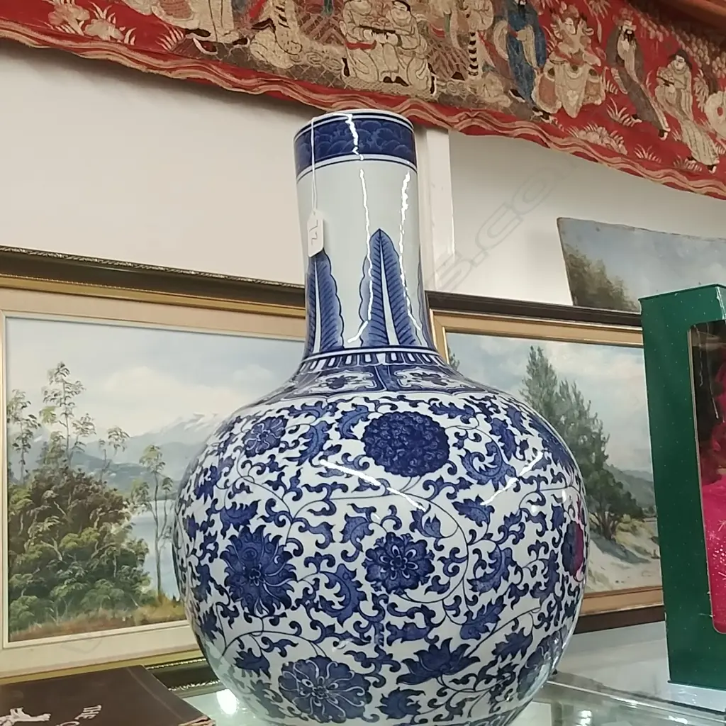 LARGE CHINESE B&W VASE  Image 1++
