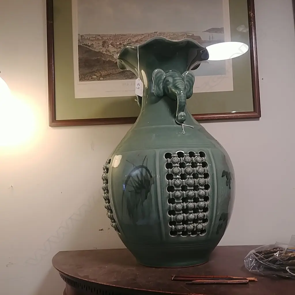CHINESE CELADON GLAZE VASE  Image 1++