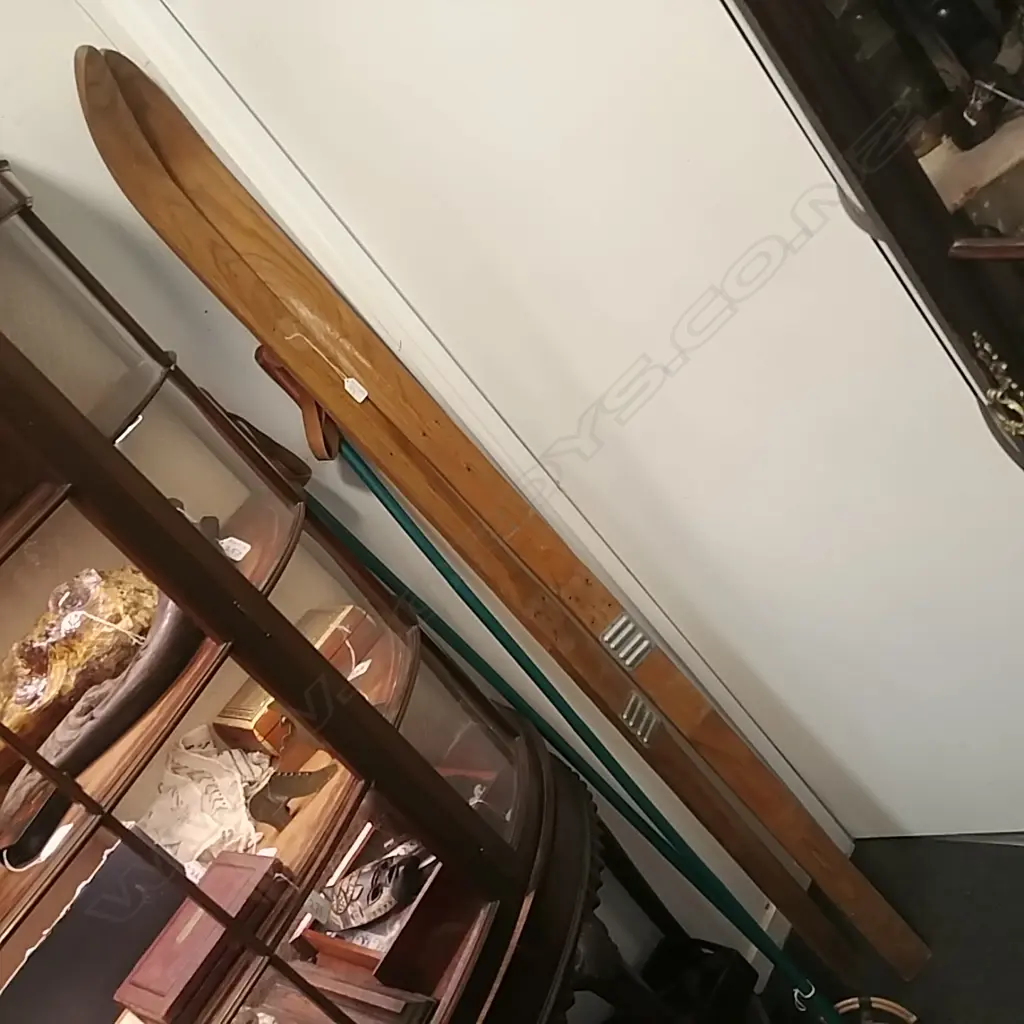 SET OF WOODEN SKIIS+POLES Image 1++