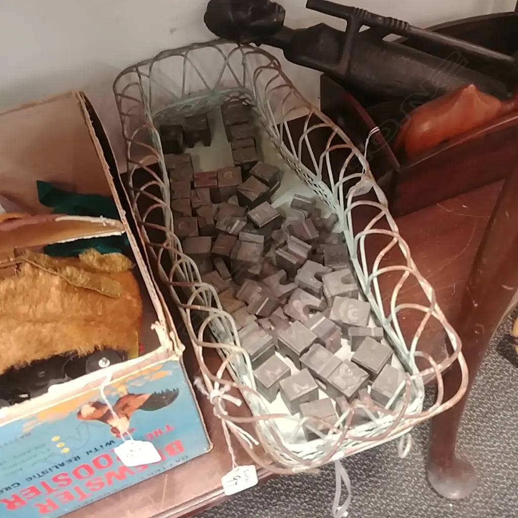 WIRE BASKET WITH ASST TYPE SET Image 1++