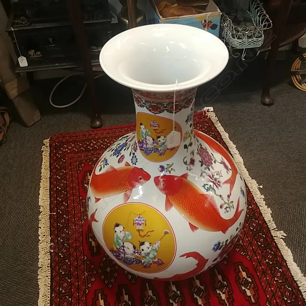 LARGE CHINESE VASE - FISH MOTIF Image 1++
