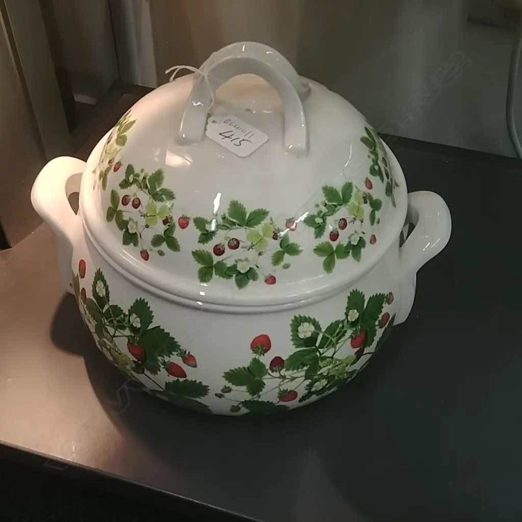 PORTMEIRION LIDDED 'SUMMER STRAWB.' CASSEROLE Image 1++