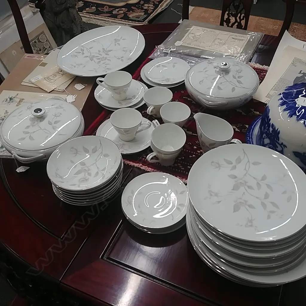LARGE NARUMI CHINA DINNER SERVICE  Image 1++