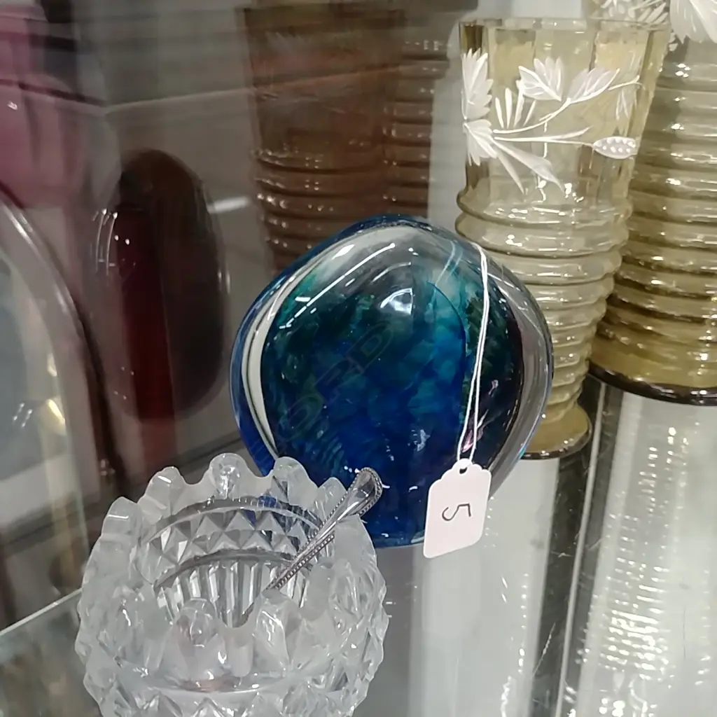 ART GLASS PAPER WEIGHT BLUE SIGNED TOM PAH... Image 1++
