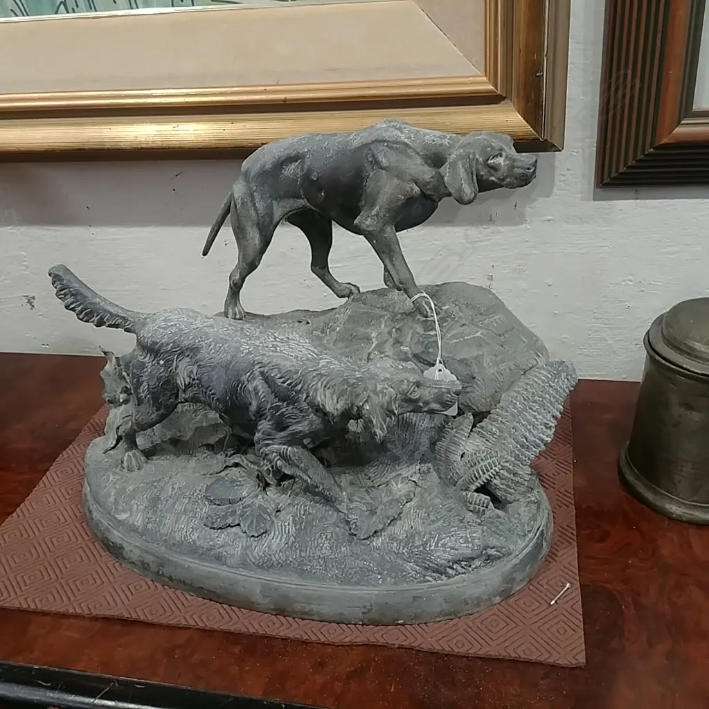 LGE METAL DOGS STAND Image 1++