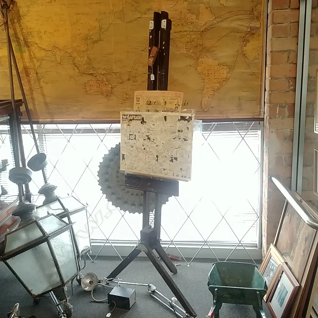 LARGE WOODEN EASEL Image 1++
