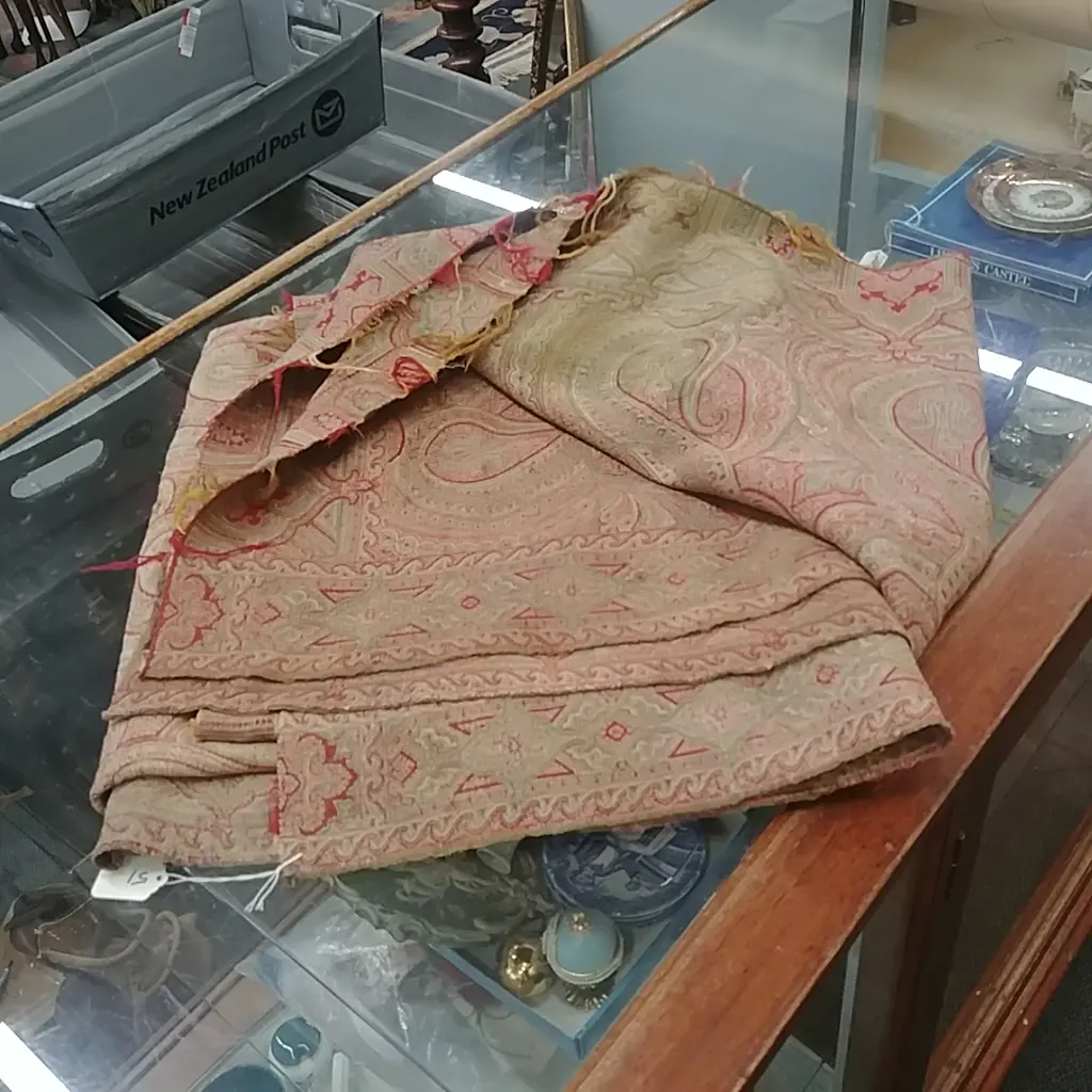 A VINTAGE JACQUARD-WOVEN PAISLEY SHAWL Image 1++