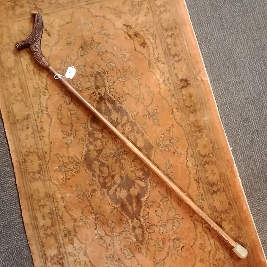 MAORI CARVED WALKINGSTICK Image 1++