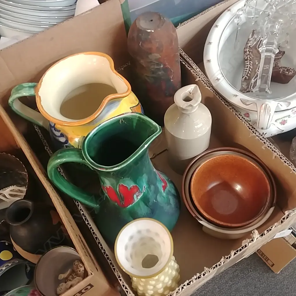 BOX OF POTTERY/GLASS ETC Image 1++