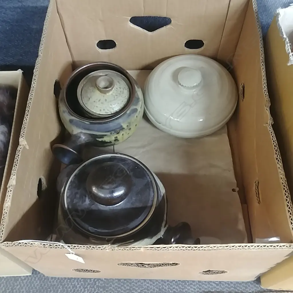 BOX OF POTTERY ITEMS  Image 1++