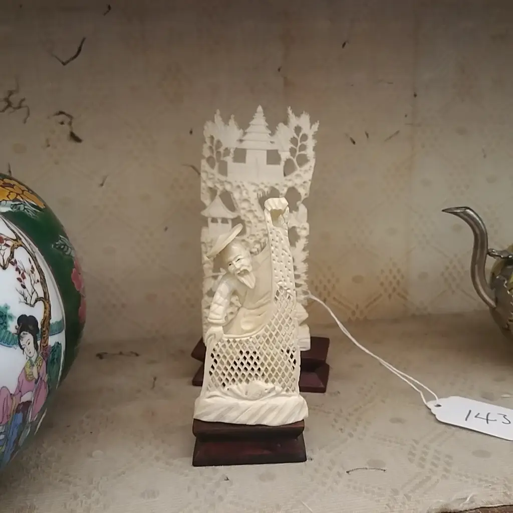 2 SMALL CHINESE IVORY PCS Image 1++