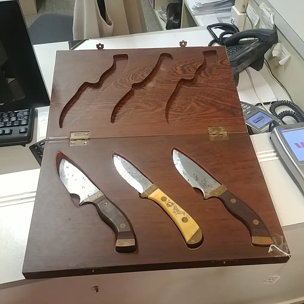 BOXED SET OF KNIVES  Image 1++