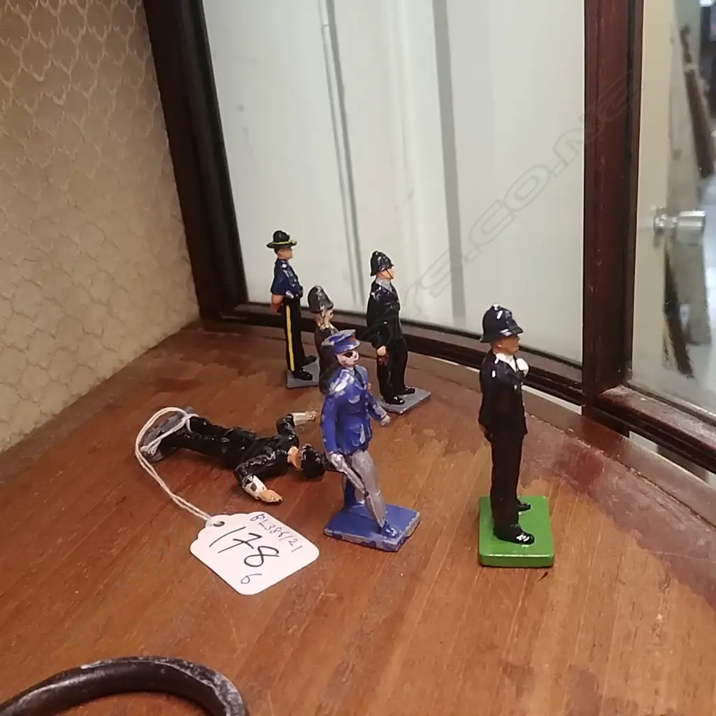 SET 6 LEAD POLICEMEN - W.BRITAIN ETC Image 1++