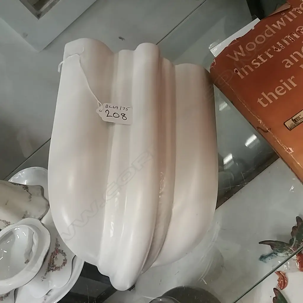 WHITE DECO CORNER WALL VASE Image 1++