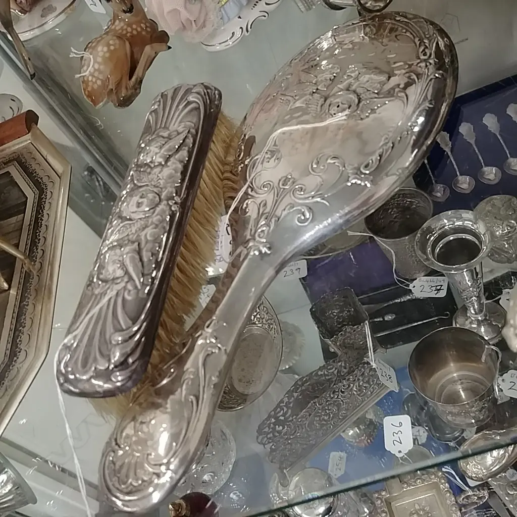 STG BACK BRUSH +MIRROR WITH CHERUB DECORATION 16606 Image 1++