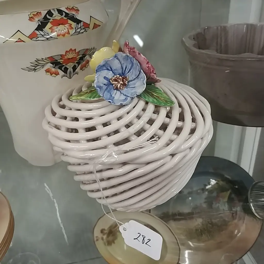MAJOLICA LIDDED BASKET Image 1++