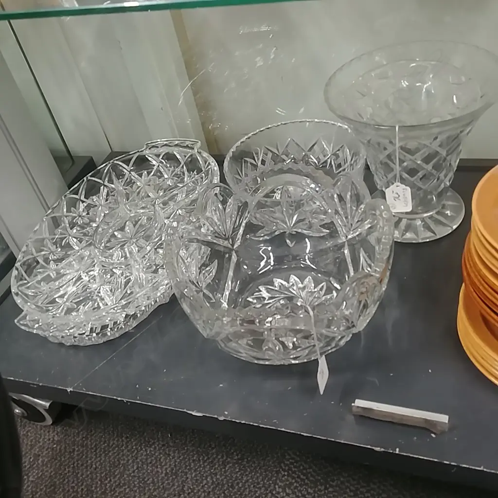 ASST CRYSTAL TRAYS/BOWLS+VASE Image 1++