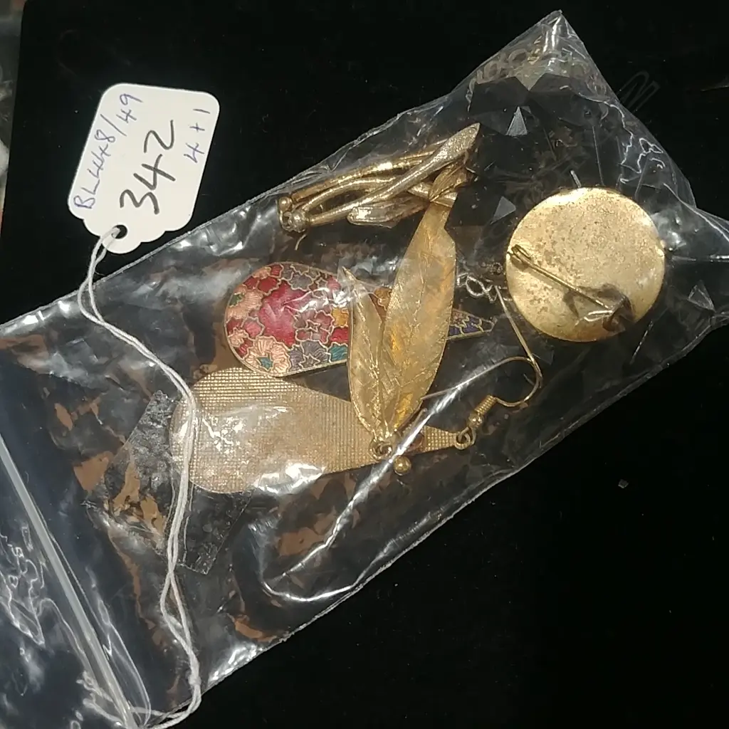 JET BROOCH+ASST EARRINGS Image 1++