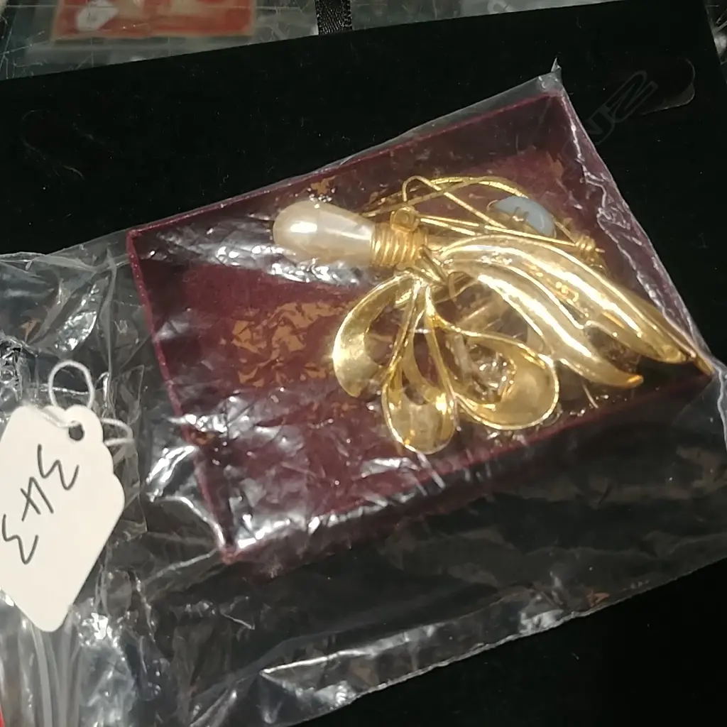 ASST BROOCHES/BRACELET ETC Image 1++