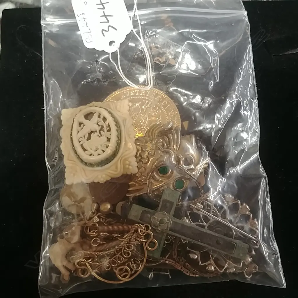 ASST BAG OF COSTUME JEWELLERY  Image 1++