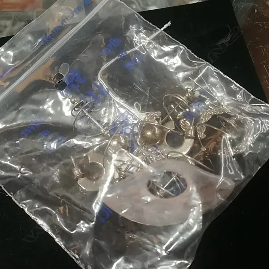 4 EARRINGS+1 BROOCH