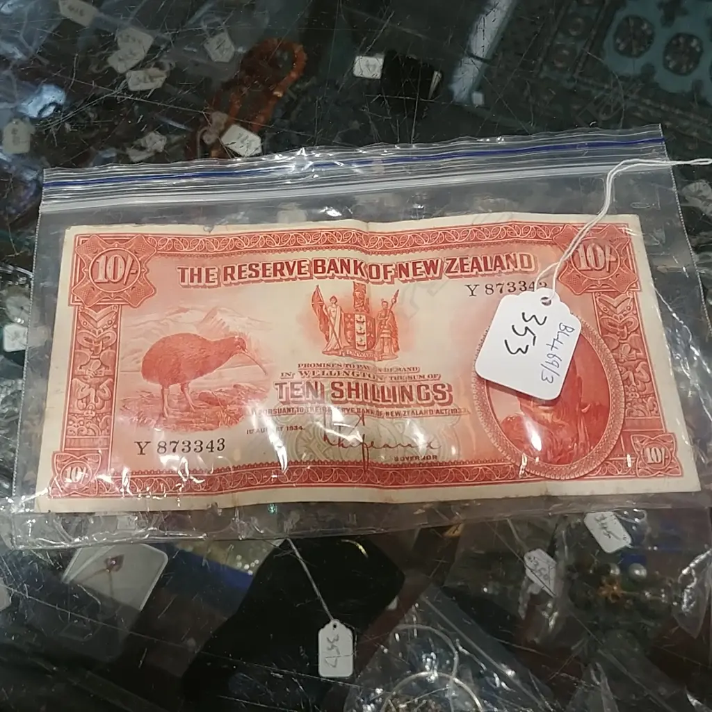 NZ IST ISSUE TEN SHILLING NOTE, Y873343 Image 1++