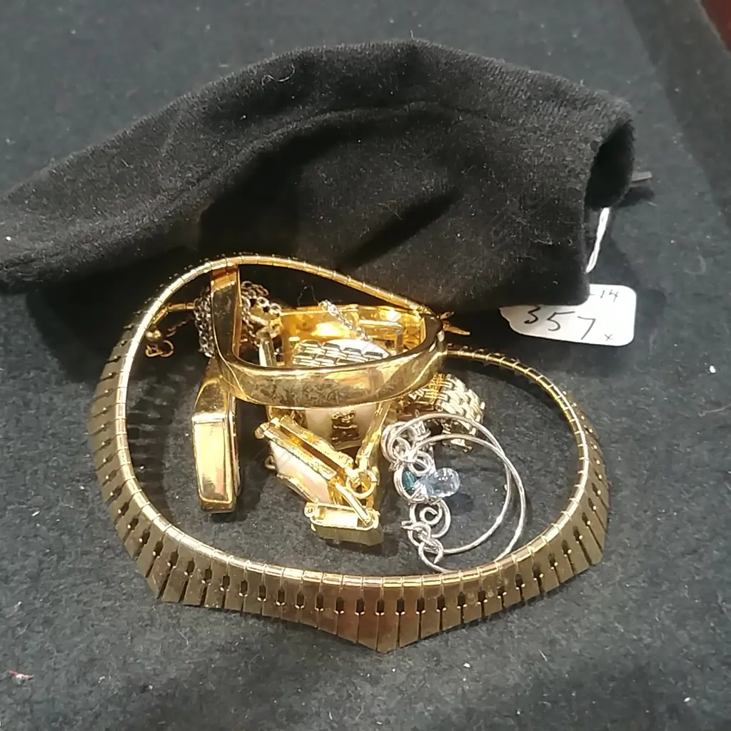 ASSORTED COSTUME JEWELLERY & 2 WATCHES Image 1++