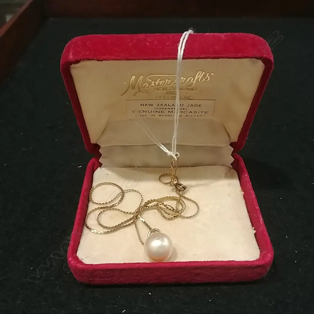 9CT GOLD CHAIN AND PEARL PENDANT Image 1++