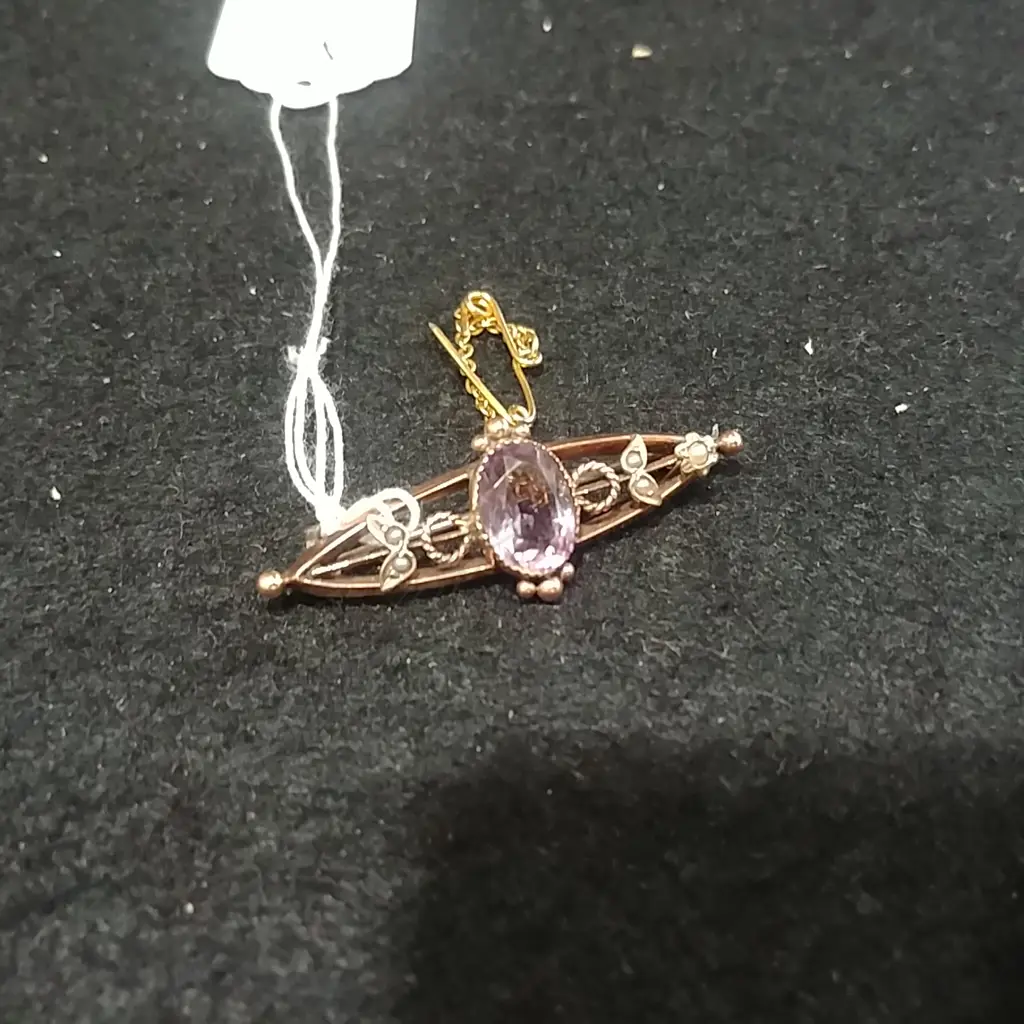 9CT GOLD AND AMETHYST BROOCH Image 1++