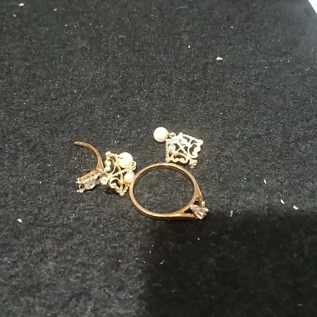 ASSORTED DIAMOND JEWELLERY; PEARL EARRINGS 4.15 GRAMS Image 1++