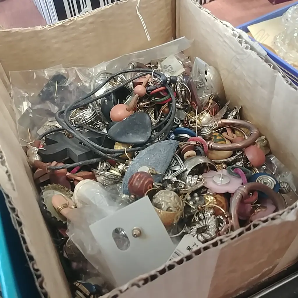 BOX OF COSTUME JEWELLERY Image 1++