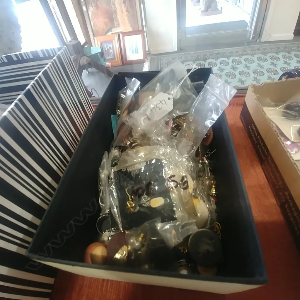BOX OF COSTUME JEWELLERY Image 1++