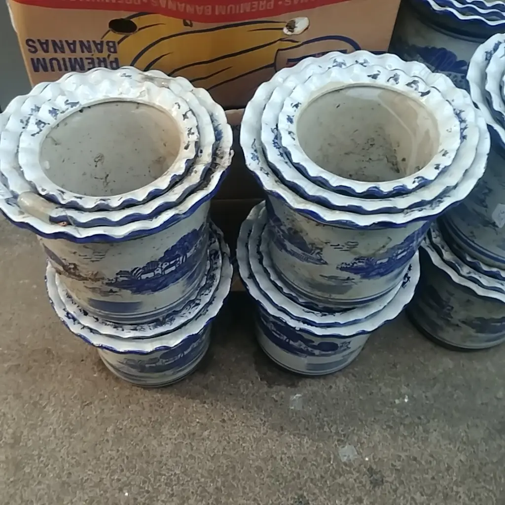 4 SETS OF 3 GRADUATED B&W PLANT POTS  Image 1++