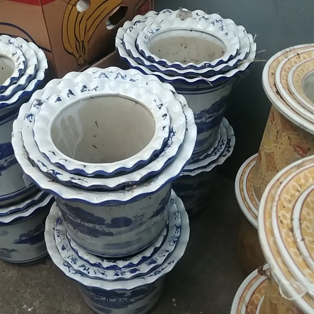 4 SETS OF 3 GRADUATED B&W PLANT POTS  Image 1++