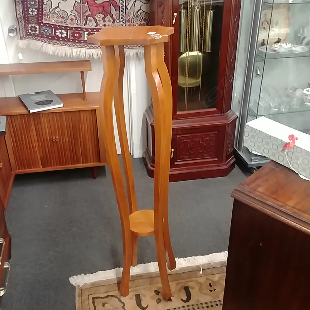 TALL RIMU PLANT STAND  Image 1++