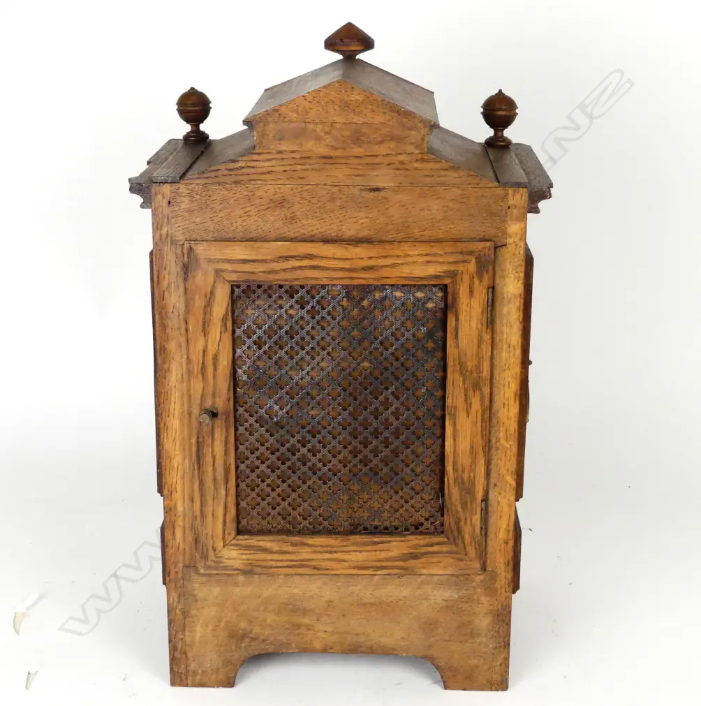 A Victorian oak bracket clock Image 1++