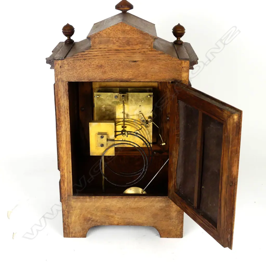 A Victorian oak bracket clock Image 1++