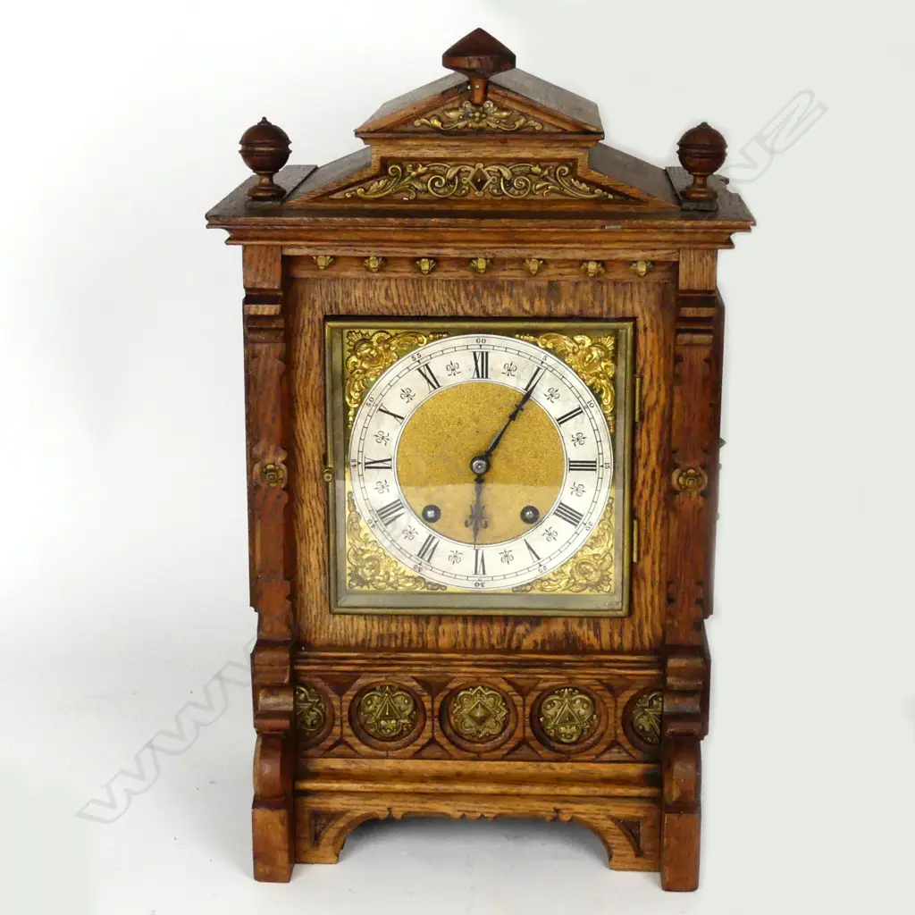 A Victorian oak bracket clock Image 1++