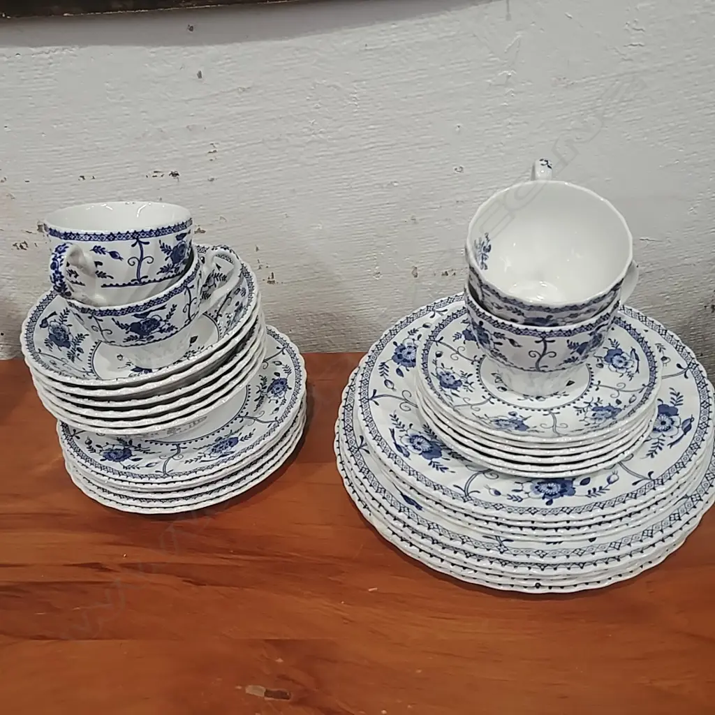 JOHNSON BROS. PART DINNER SERVICE Image 1++
