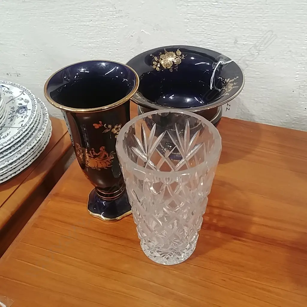 2 BLUE VASES & CRYSTAL VASE Image 1++