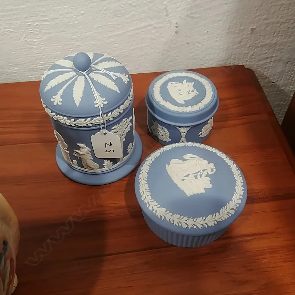 3 WEDGWOOD LIDDED BOXES Image 1++