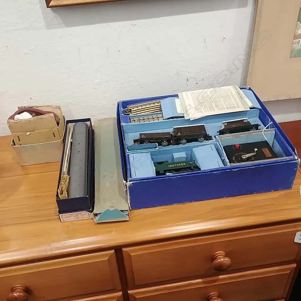 HORNBY DUBLO ELECTRIC TRAIN SET + CCW COACH + TRACK Image 1++