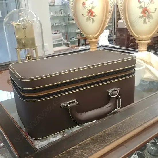 JEWELLERY BOX & CONTENTS