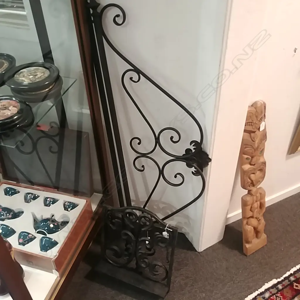 BOOK STAND & TAPESTRY HANGER Image 1++