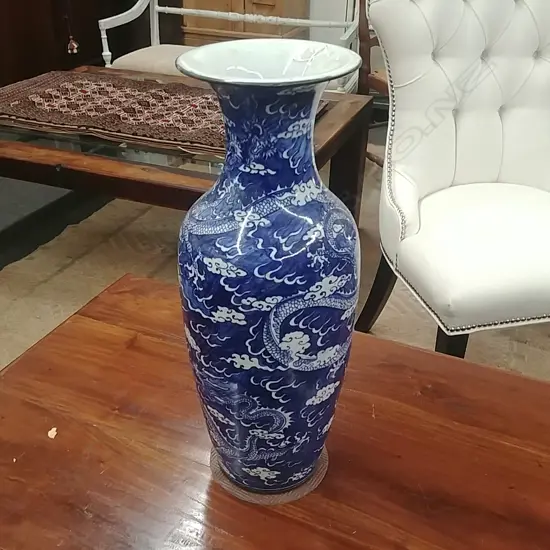 CHINESE B/W TALL VASE